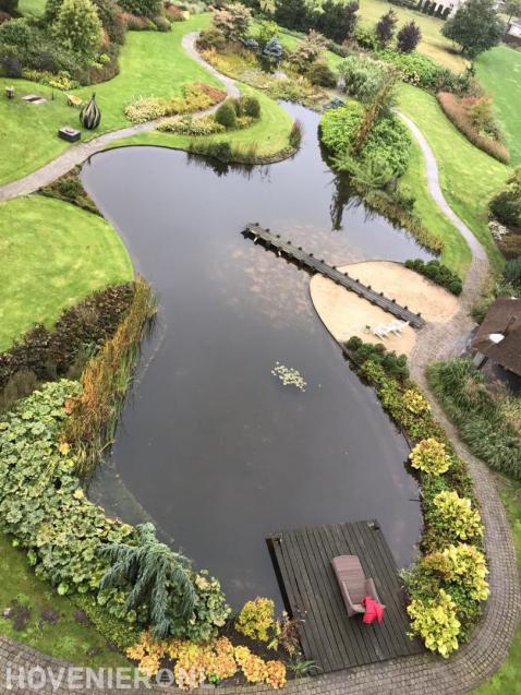 Grote zwemvijver met vlonder en steiger