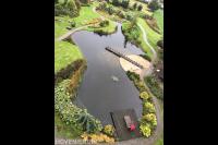 Grote zwemvijver met vlonder en steiger