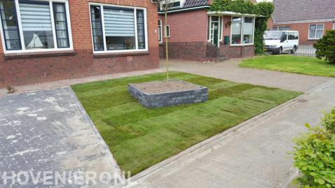 Voortuin aanleggen met bestrating, graszoden en plantenbak