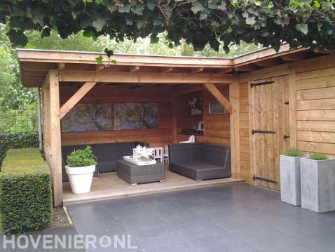 Houten veranda met berging