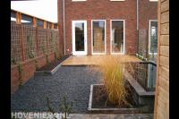 Tuin met terras, kiezels en vijver