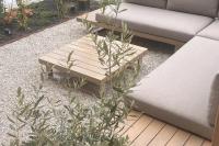 Tuinkamer met overkapping en glazen schuifpui aan het gazon