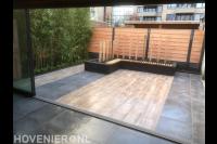 Bestrating van siertegels en keramische tegels met houtmotief