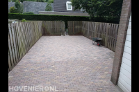 Achtertuin bestraten met gebakken klinkers