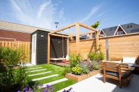 Tuinaanleg met terras, pergola, vlonder en gazon 3