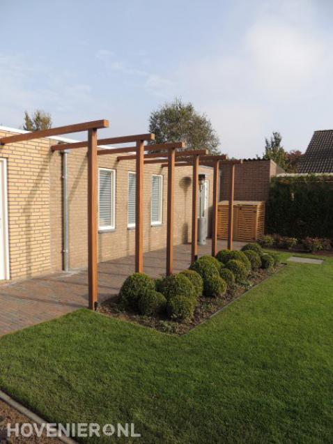 Buxusbollen bij houten pergola