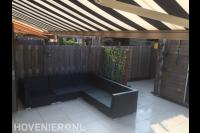 Straatwerk van witte tegels in achtertuin