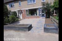 Onderhoudsarme voortuin met bestrating en plantenbakken
