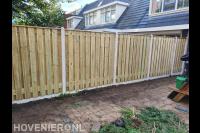 Hout beton schutting als erfafscheiding met de buren