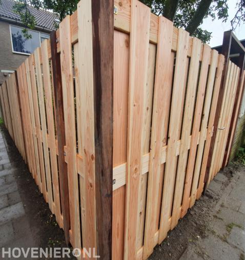 Houten schutting plaatsen