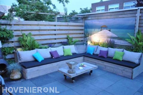 Loungetuin met maatwerk houten bank