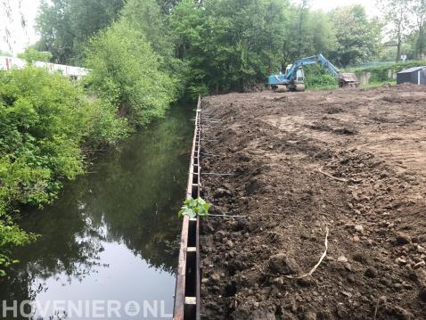 Beschoeiing plaatsen en grondwerk met graafmachine