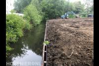 Beschoeiing plaatsen en grondwerk met graafmachine