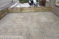 Herbestraten voortuin met betontegels en grindtegels 1