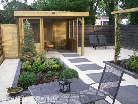 Moderne tuin met houten veranda en pergola 1