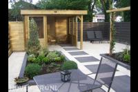 Moderne tuin met houten veranda en pergola 1