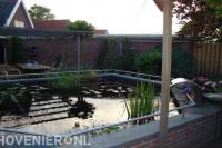 Gemetselde vijver met waterornament