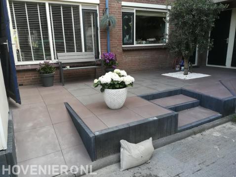 Rolstoelvriendelijke tuin met bestrating