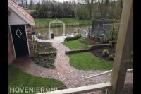 Bijzondere bestrating van looppad naar terras aan het water