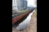 Houten beschoeiing langs sloot