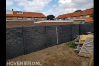 Donkere betonschutting