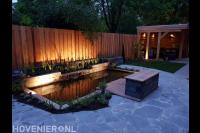 Tuin met vijver en houten overkapping