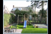 Speeltoestel op kunstgras