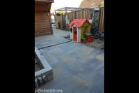 Bestrating van natuursteen tegels in achtertuin