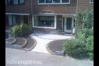Aanleggen kleine voortuin met bestrating en borders