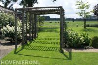 Pergola van ronde houten palen