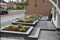 Onderhoudsarme voortuin met bestrating, split en plantenbakken
