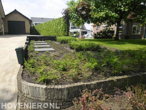 Grote voortuin met veel groen