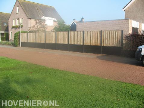 Hout beton schutting plaatsen