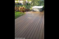 Achtertuin met kunststof vlonder en hottub