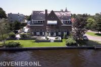 Tuin met hoogteverschillen aan het water