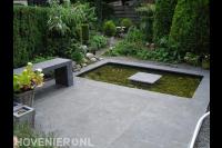 Strakke tuin met vijver en veel groen