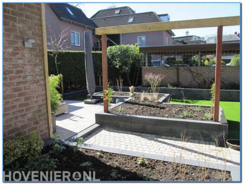 Houten pergola boven bloembak van stapelblokken