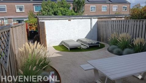 "Herbestraten met authentieke waaltjes en cortenstaal accenten"