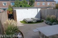 "Herbestraten met authentieke waaltjes en cortenstaal accenten"