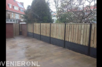 Tuin bestraten en hout beton schutting plaatsen