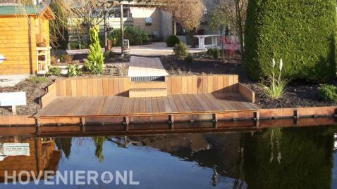 Houten vlonder en beschoeiing langs het water