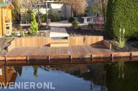 Houten vlonder en beschoeiing langs het water