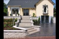 Grote stenen trap naar hoger gelegen woning 1