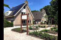 Moderne tuin met pergola's en grindpaden rondom kleine borders