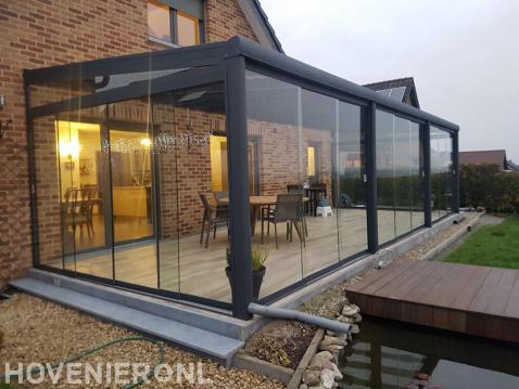 Luxe aluminium terrasoverkapping met glazen wanden