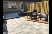 Achtertuin met houten vlonder en bestrating 2