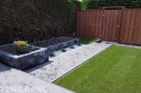 Tuinaanleg met bestrating, gazon van graszoden en plantenbakken 2