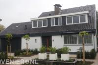 Moderne voortuin met witte plantenbakken en spot verlichting 1