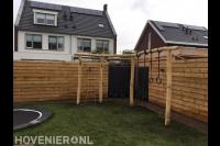 Houten speeltoestel in achtertuin