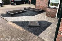 Onderhoudsarme voortuin met bestrating, split en plantenbakken